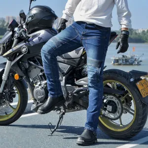 Dunkelblaue Herren Motorradjeans mit elastischen Knie-Falten im Outdoor-Einsatz auf dem Bike