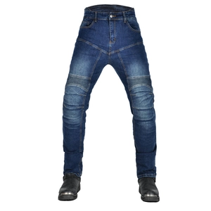 Details der dunkelblauen Motorradjeans mit Akkordeon-Stretch-Einsätzen an den Knien