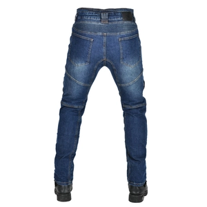 Makroaufnahme der Akkordeon-Stretch-Einsätze am Bund der blauen Motorradjeans