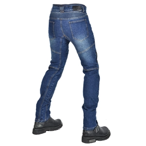Details von blauen Motorradjeans mit verstärkten Nähten und elastischen Stretcheinsätzen