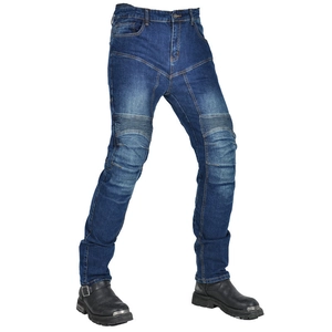 Detailaufnahme der Motorradjeans mit dehnbaren Akkordeon-Einsätzen im Kniebereich