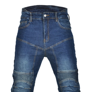 Detailansicht der Motorradjeans mit Stretch-Einsätzen und orangefarbenen Kontrastnähten