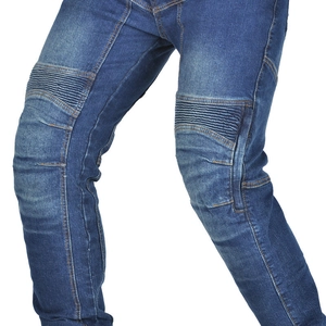 Nahaufnahme der Akkordeon-Stretch-Einsätze an blauen Motorradjeans für mehr Knie-Flexibilität