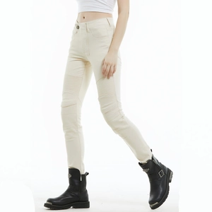 Détail du jean de moto blanc cassé avec panneaux extensibles aux genoux et coupe ajustée