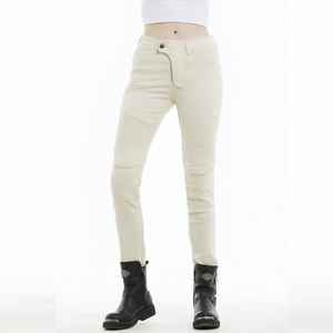 Détail macro des panneaux extensibles aux genoux du pantalon de moto blanc cassé