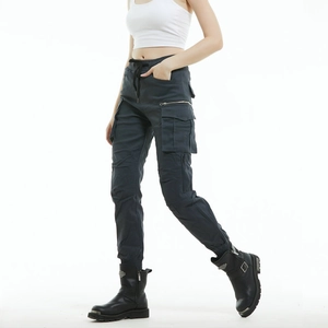Détails du pantalon cargo moto gris foncé avec poches latérales et taille élastique