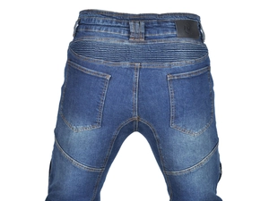Details der Motorradjeans mit Stretch-Einsätzen und Marken-Lederpatch am hinteren Bund
