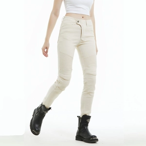 Détail des empiècements nervurés et du tissu stretch sur le jean moto beige femme