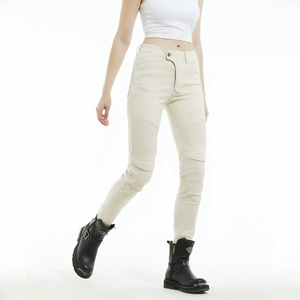 Détail du jean de moto beige pour femme avec panneaux extensibles et coupe ajustée slim