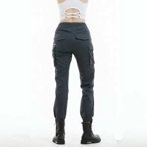 Pantalon cargo moto pour femmes avec plusieurs poches et ourlets élastiques resserrés