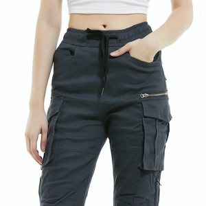 Détail du pantalon de moto gris foncé avec taille élastique à cordon et poches cargo utiles