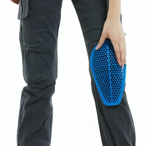 Détail de l'équipement de protection bleu en nid d'abeille pour jeans de moto antichoc