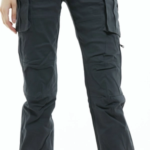 Détail de pantalon cargo moto femme avec plis aux genoux et poches latérales renforcées