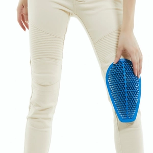 Protection genou moto bleue en nid d'abeille dans un pantalon de moto crème
