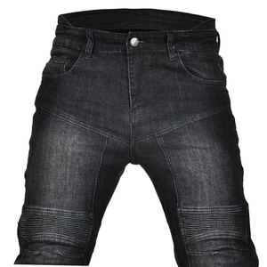 Makro-Detail der Motorradjeans mit Akkordeon-Stretch-Einsätzen an den Knien