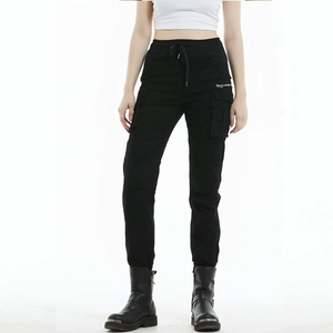 Détail du pantalon cargo moto noir avec taille élastique à cordon et poches latérales à rabat