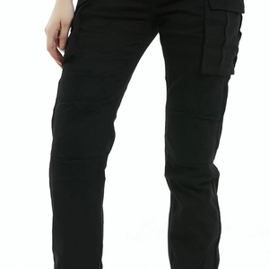 Détail des coutures renforcées et du genou ergonomique sur le pantalon cargo moto noir