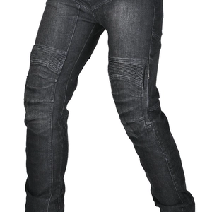 Detail der Motorradjeans mit Akkordeon-Stretch-Einsätzen an den Knien und Reißverschlusstaschen