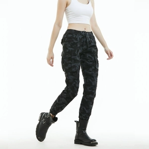 Détail du pantalon moto cargo camouflage pour femme avec poches latérales et bas élastique