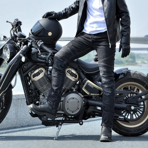 Detail der grauen Motorradjeans mit Akkordeon-Stretch-Einsätzen am Kniebereich