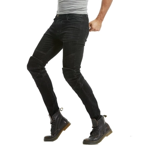 Detail der Biker-Rippung an schwarzer Motorradjeans mit schmaler Passform und Vintage-Stil