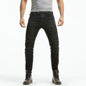 Detail der Herren-Motorradjeans mit verstärkten Kniefalten und strapazierfähigem Denim-Stoff