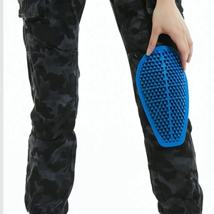 Détail de la protection de genou bleue en nid d'abeille pour pantalon de moto cargo