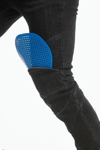 Detail von blauen Motorrad-Protektoren in Wabenstruktur in einer Jeans-Hosentasche