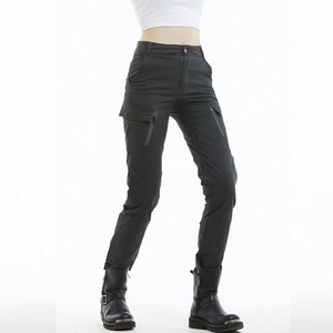 Detailansicht der Damen-Motorradhose im Slim-Fit-Design mit Taschen und Reißverschluss