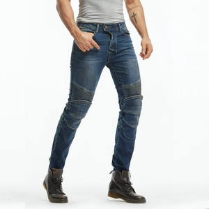 Detail der schmal geschnittenen Biker-Jeans mit Knie-Faltenpaneelen und blauer Waschung