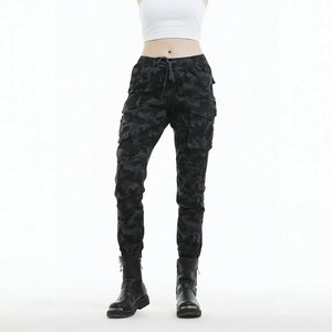 Détail du pantalon cargo moto pour femme avec motif camouflage et poches utilitaires