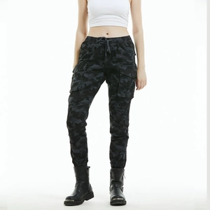 Détail du pantalon cargo de moto camouflage pour femme avec poches et chevilles serrées