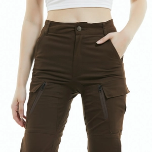 Detailansicht der Motorrad-Cargohose für Damen mit Funktionstaschen und Reißverschluss