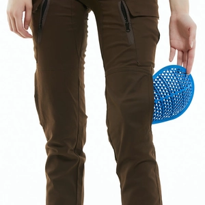 Detail der Motorradhose mit blauem Silikon-Knieschutz und funktioneller Beintasche