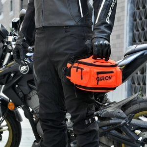 Détail de la sacoche de jambe moto orange étanche avec boucles et sangles de haute qualité