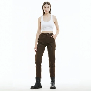 Schmale Motorradhose für Damen in Dunkelbraun mit praktischen Taschen für Protektoren