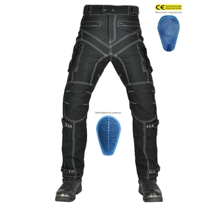 Dettaglio pantaloni moto con protezioni a nido d'ape blu rimovibili certificate CE