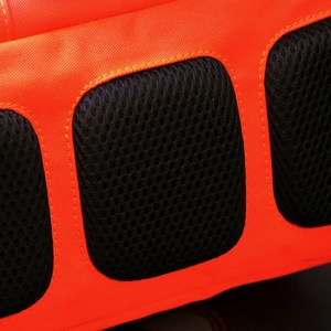 Détail du rembourrage en mesh respirant et du tissu orange durable du sac de moto