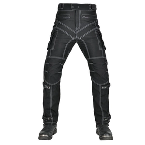 Dettagli dei pantaloni da moto impermeabili con cuciture a contrasto e rinforzi alle ginocchia