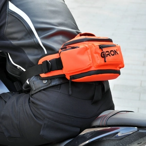 Vue détaillée de la sacoche de moto étanche orange vif avec sangles réglables