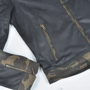 Détail du tissu en maille respirante et du motif camouflage sur la veste de moto