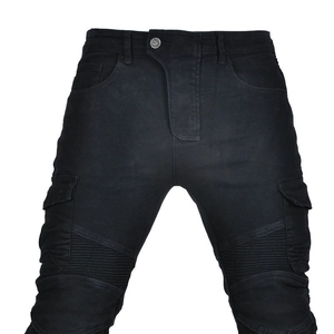 Détails du jean de moto noir avec poches cargo et panneaux plissés aux genoux