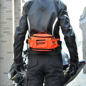 Sacoche de taille moto orange imperméable portée par un motard en extérieur avec poches