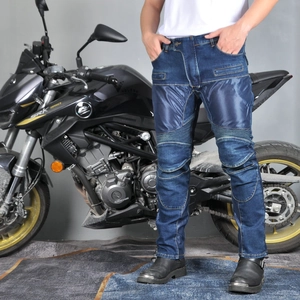 Détail du jean de moto avec genouillères renforcées et empiècements en denim élastique