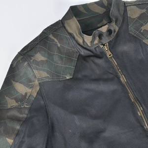 Détail de la veste de moto d'été avec mesh respirant et empiècement camouflage