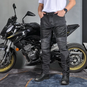 Vue détaillée des plis aux genoux et poches de protection sur jean de moto pour hommes