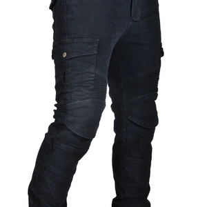 Détails du jean moto tactique avec poches latérales et plis d'aisance aux genoux articulés