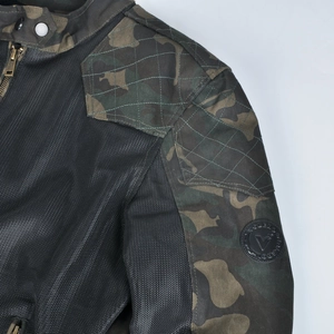 Détail macro du tissu en mesh respirant et des coutures renforcées sur la veste moto