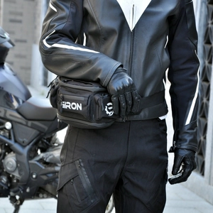 Détail de la sacoche de moto étanche avec sangle réglable et logo IRON sur le tissu