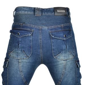 Détail du jean moto avec panneau arrière élastique et écusson de taille en cuir VOGUERO